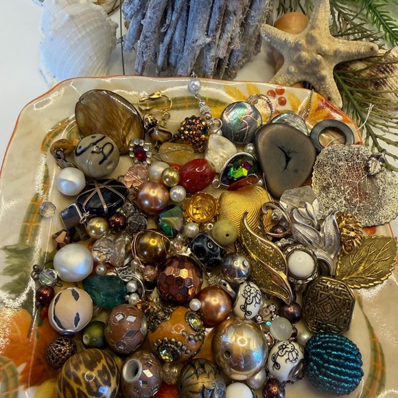 Assorted Bead Soup 🥣 Can You Find the Vintage Gold Lion 🦁 Earring? - Picture 9 of 14